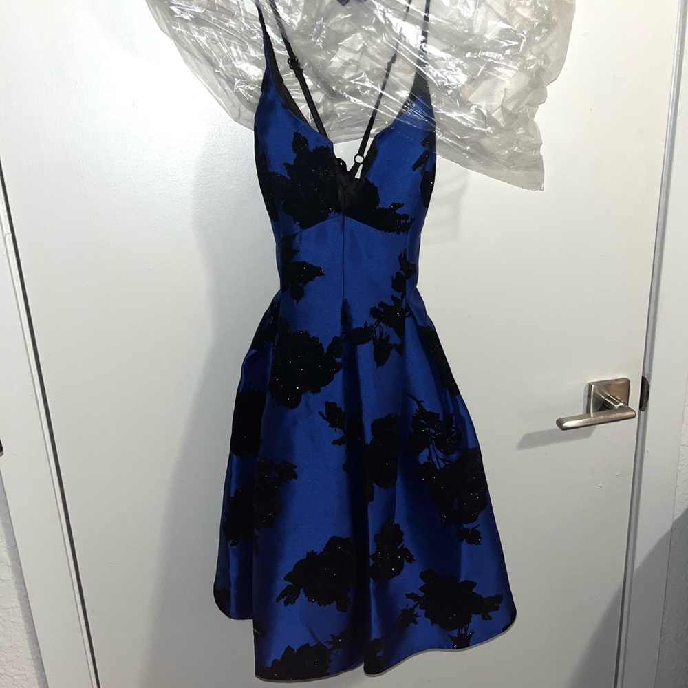 Black & Blue Floral Formal Adjustable Spaghetti Strap V-Neck Dress Size: 1/2